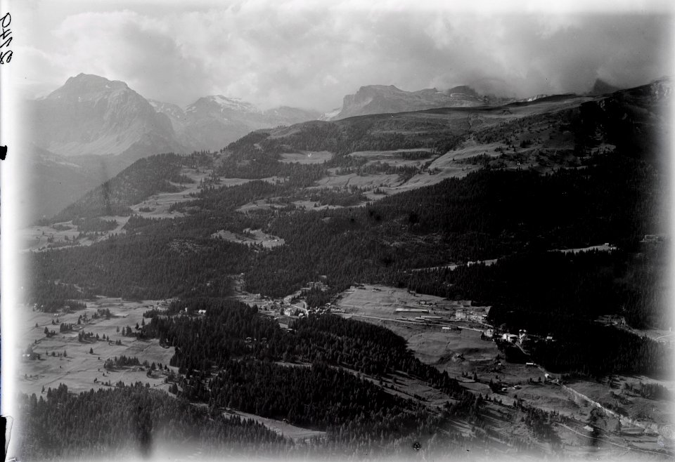 ETH-BIB-Montana gegen Rawilpass v. S. O. aus 300 m-Inlandflüge-LBS MH01-002149