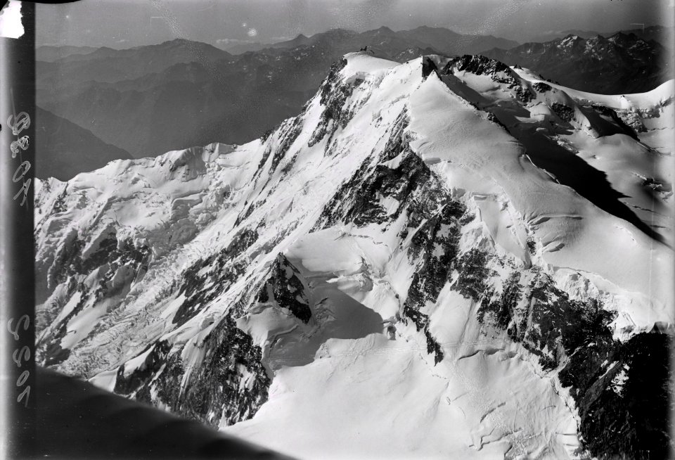 ETH-BIB-Monte Rosa, Ostwand v. N. aus 5000 m-Inlandflüge-LBS MH01-001022