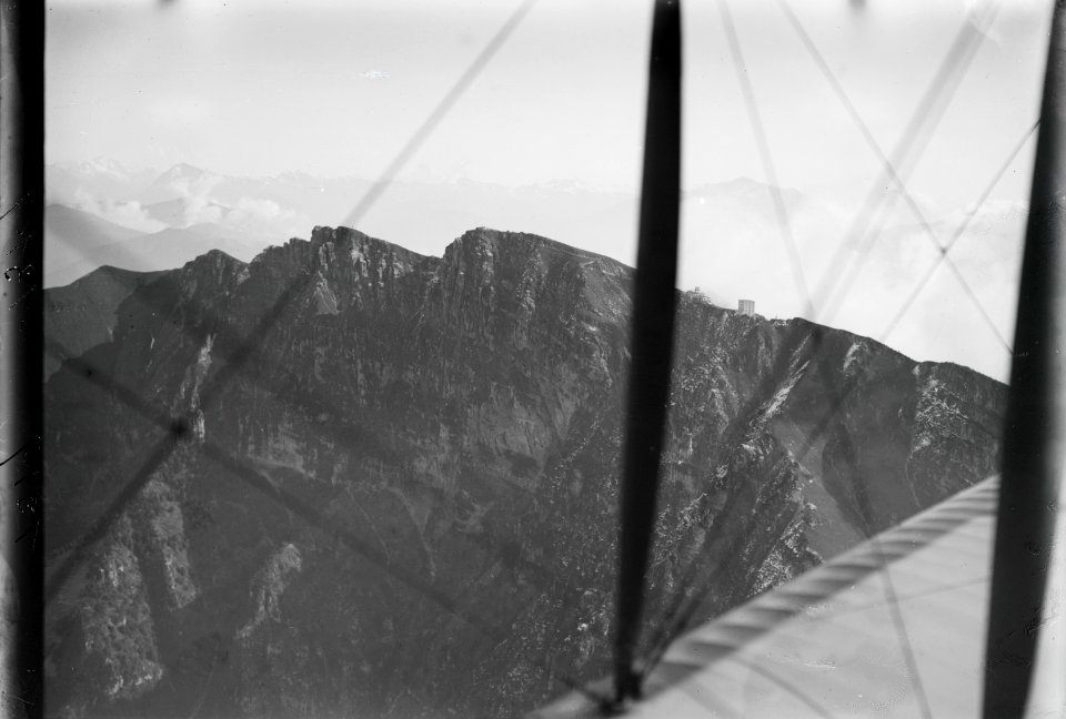 ETH-BIB-Monto Generoso, Spannseile und Tragfläche im Bild aus 1800 m-Inlandflüge-LBS MH01-001319