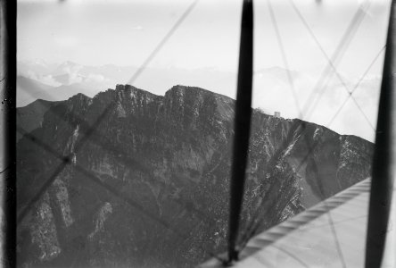 ETH-BIB-Monto Generoso, Spannseile und Tragfläche im Bild aus 1800 m-Inlandflüge-LBS MH01-001319