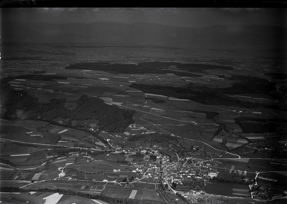 ETH-BIB-Moudon gegen den Jura v. S. O. aus 700 m-Inlandflüge-LBS MH01-006087