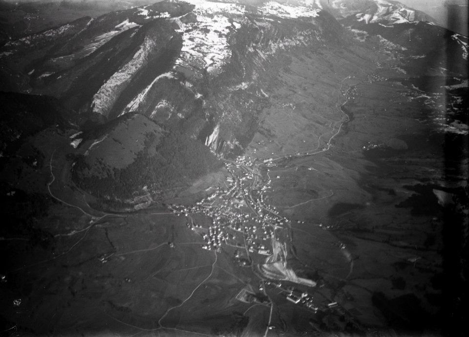 ETH-BIB-Moutier, Belprahon, Eschert, Grandval, Crémines v. S. O. aus 2000 m-Inlandflüge-LBS MH01-001411