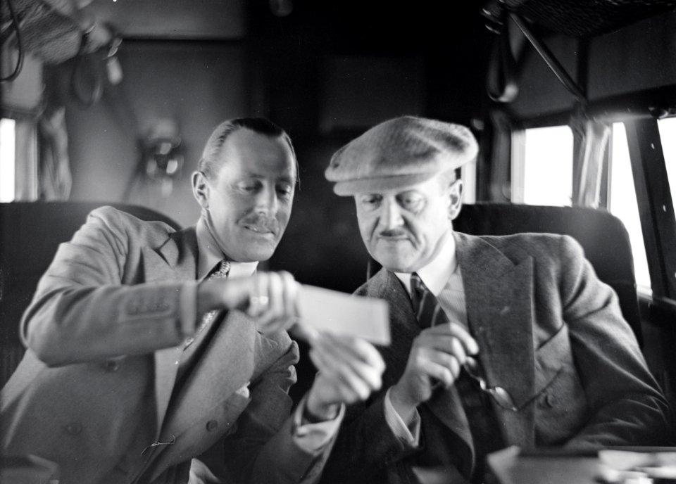 ETH-BIB-Mr. Macomber (rechts) und Captain Wood während der Mittelmeertraversierung-Tschadseeflug 1930-31-LBS MH02-08-0777