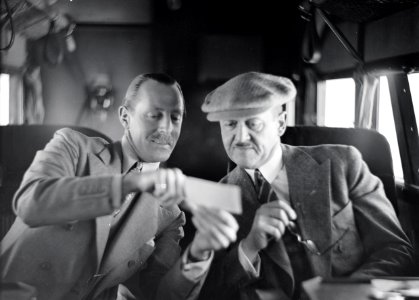 ETH-BIB-Mr. Macomber (rechts) und Captain Wood während der Mittelmeertraversierung-Tschadseeflug 1930-31-LBS MH02-08-0777