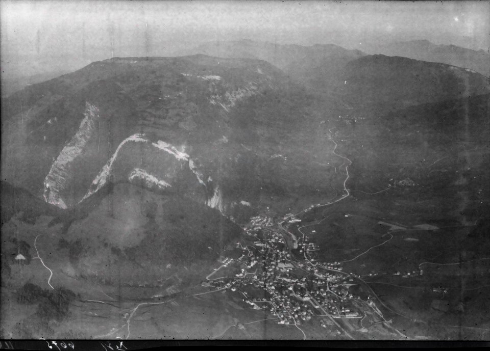 ETH-BIB-Moutier, Eschert, Belprahon, Grandval, Crémines, Corcelles, Raimeux v. W. aus 1600 m-Inlandflüge-LBS MH01-006675
