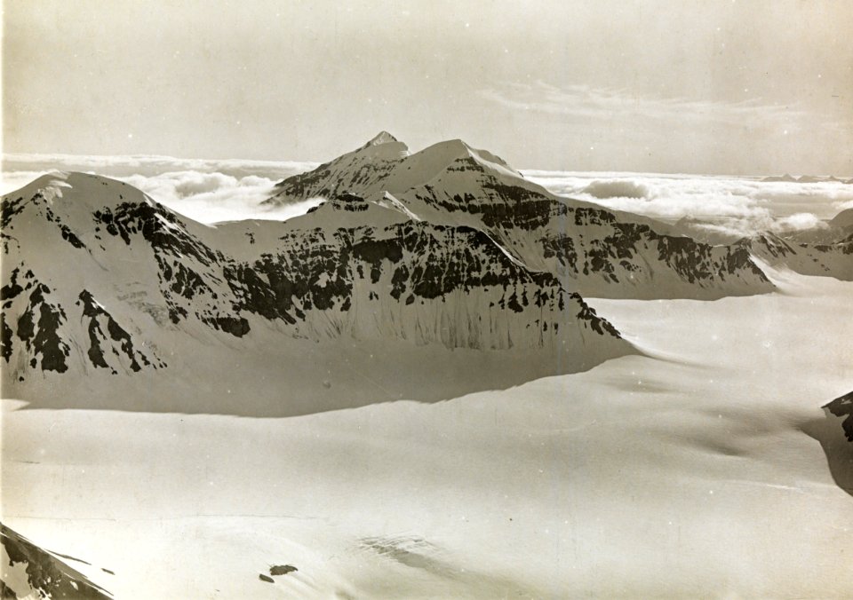 ETH-BIB-Mt. Daumann - Mt. Lex mit Vorlandsund von Süd-Osten aus 900 m Höhe-Spitzbergenflug 1923-LBS MH02-01-0049-A