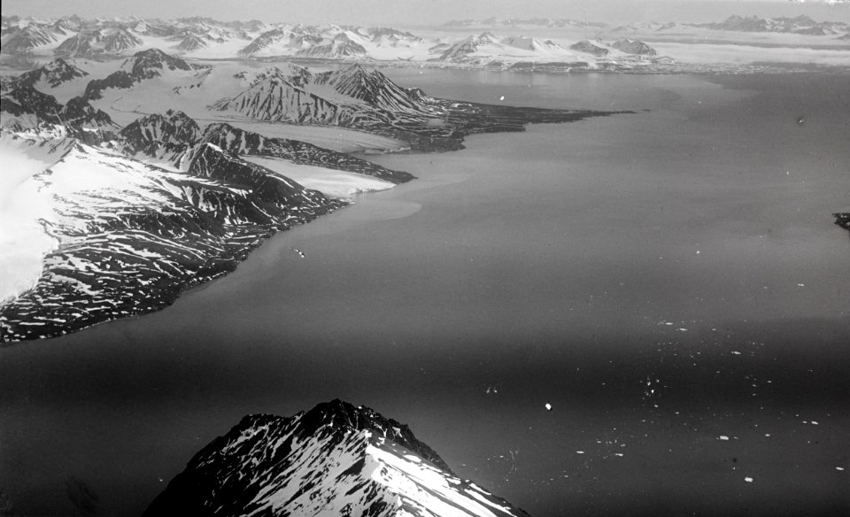 ETH-BIB-Mosselbai mit Woodbai-Rentierhalbinsel von Osten aus 2000 m Höhe-Spitzbergenflug 1923-LBS MH02-01-0026