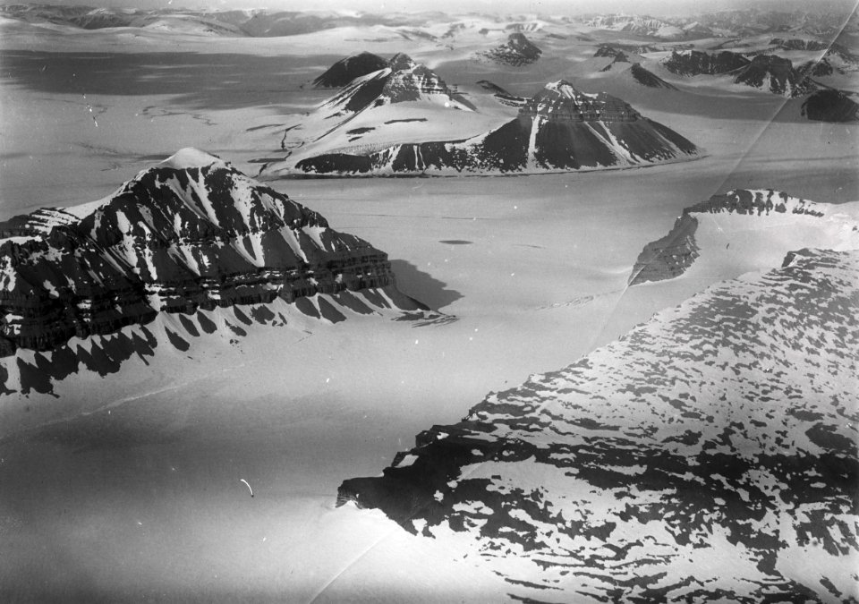 ETH-BIB-Mt. Queen-Dreikronen-Plateau Holdedahl von Süd-Westen aus 1500 m Höhe-Spitzbergenflug 1923-LBS MH02-01-0042