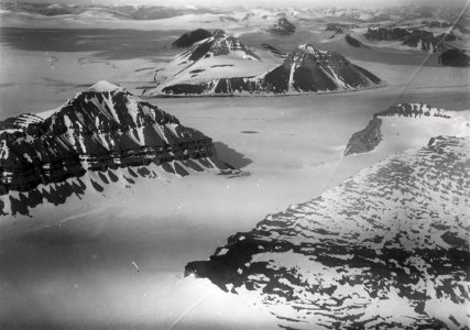 ETH-BIB-Mt. Queen-Dreikronen-Plateau Holdedahl von Süd-Westen aus 1500 m Höhe-Spitzbergenflug 1923-LBS MH02-01-0042