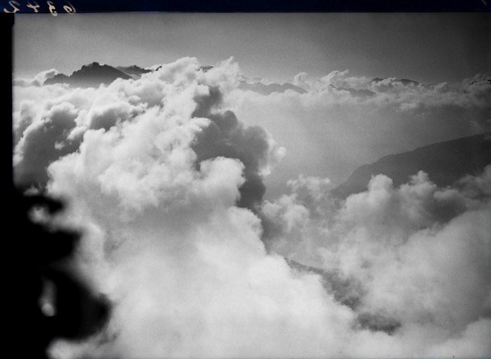 ETH-BIB-Muotatal im Wolkenmeer, Glärnisch v. W. aus 3000 m-Inlandflüge-LBS MH01-006342