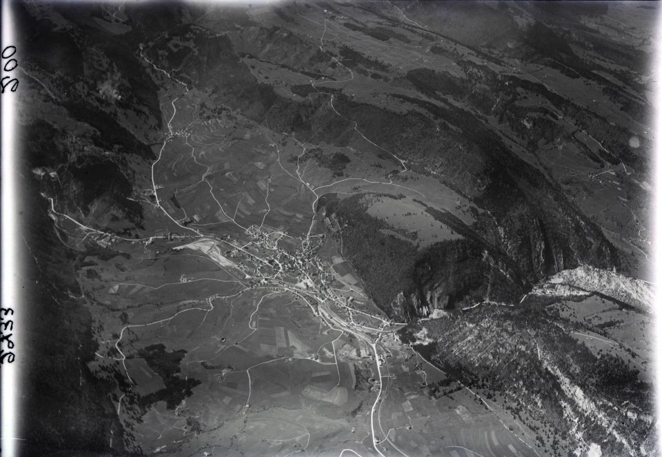 ETH-BIB-Moutier an der Birs, Perrefitte aus 3000 m-Inlandflüge-LBS MH01-002733