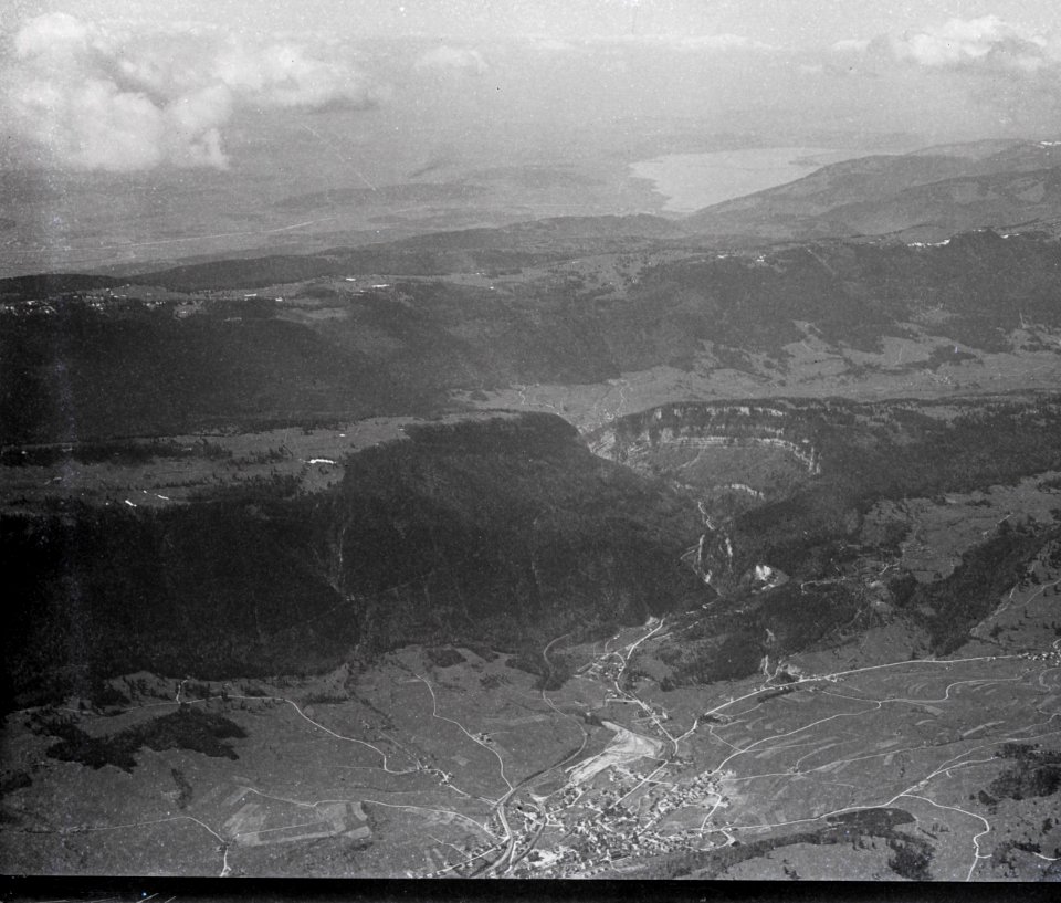 ETH-BIB-Moutier, Graitery, Bielersee, Gorges de Court, Aare, Surbeliberg v. N.-Inlandflüge-LBS MH01-004073