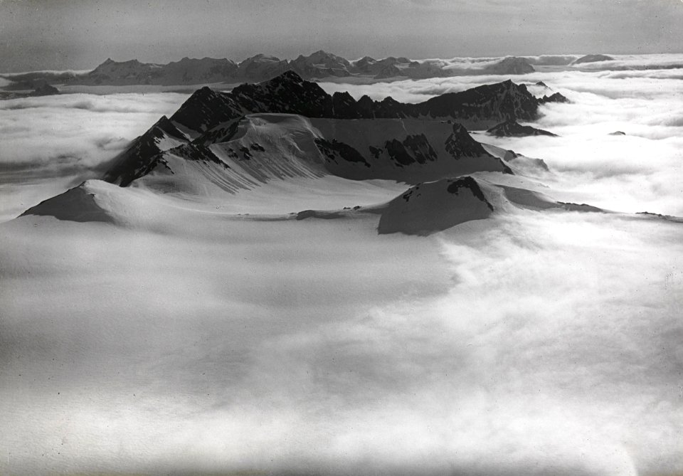 ETH-BIB-Mt. Holta mit Prinz Karl Vorland, Mt. Monaco von Nord-Osten aus 1200 m Höhe-Spitzbergenflug 1923-LBS MH02-01-0037