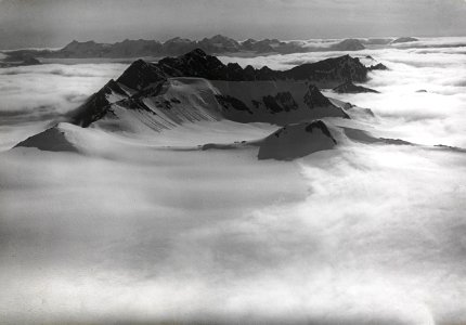 ETH-BIB-Mt. Holta mit Prinz Karl Vorland, Mt. Monaco von Nord-Osten aus 1200 m Höhe-Spitzbergenflug 1923-LBS MH02-01-0037