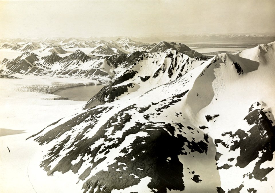 ETH-BIB-Mt. Protector-Kjerülgletscher Nordfjord von Süd-Westen aus 1000 m Höhe-Spitzbergenflug 1923-LBS MH02-01-0047-A