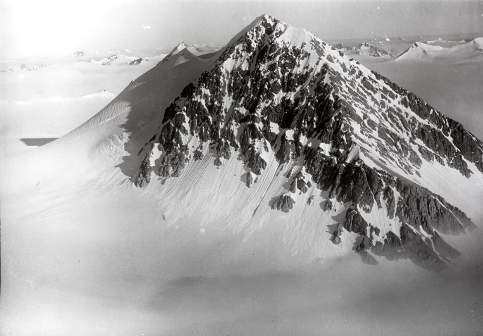 ETH-BIB-Mt. Svea von Norden aus 1200 m Höhe-Spitzbergenflug 1923-LBS MH02-01-0008