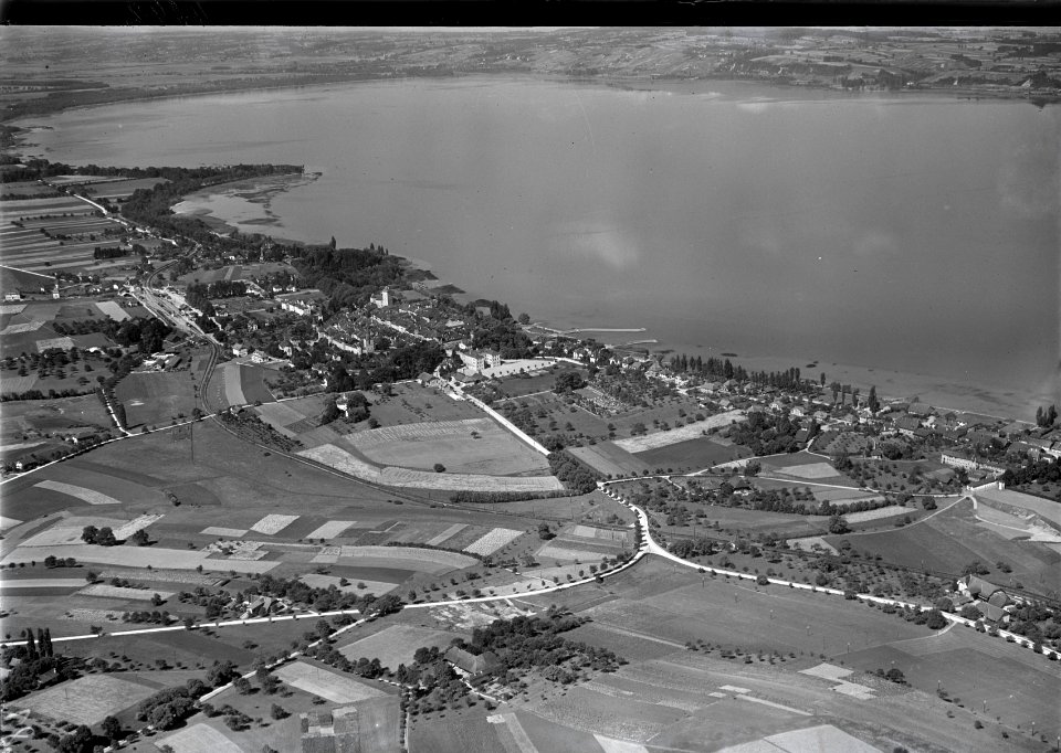 ETH-BIB-Murten mit See v. O. aus 300 m-Inlandflüge-LBS MH01-004842