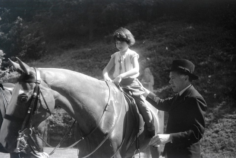 ETH-BIB-Mädchen auf Pferd, in Garten des Landgutes Cherkley Court, Leatherhead-Weitere-LBS MH02-42-0030