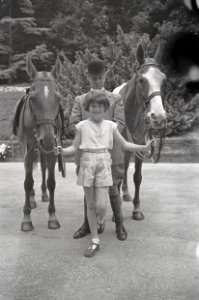 ETH-BIB-Mädchen und Mann mit zwei Pferden im Garten des Landgutes Cherkley Court, Leatherhead-Weitere-LBS MH02-47-0012