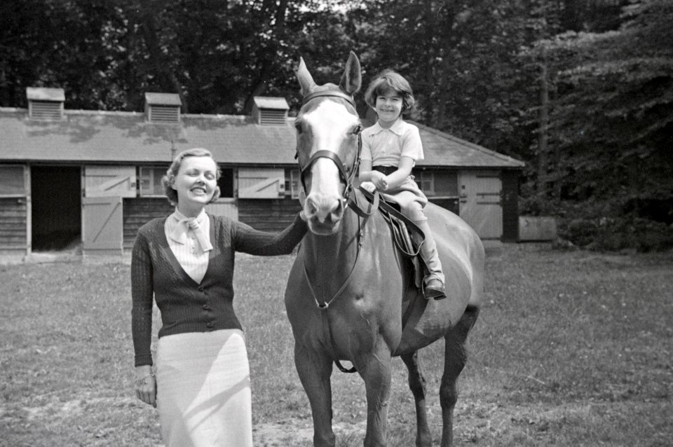 ETH-BIB-Mädchen und Frau mit Pferd beim Landgut Cherkley Court-Weitere-LBS MH02-47-0007