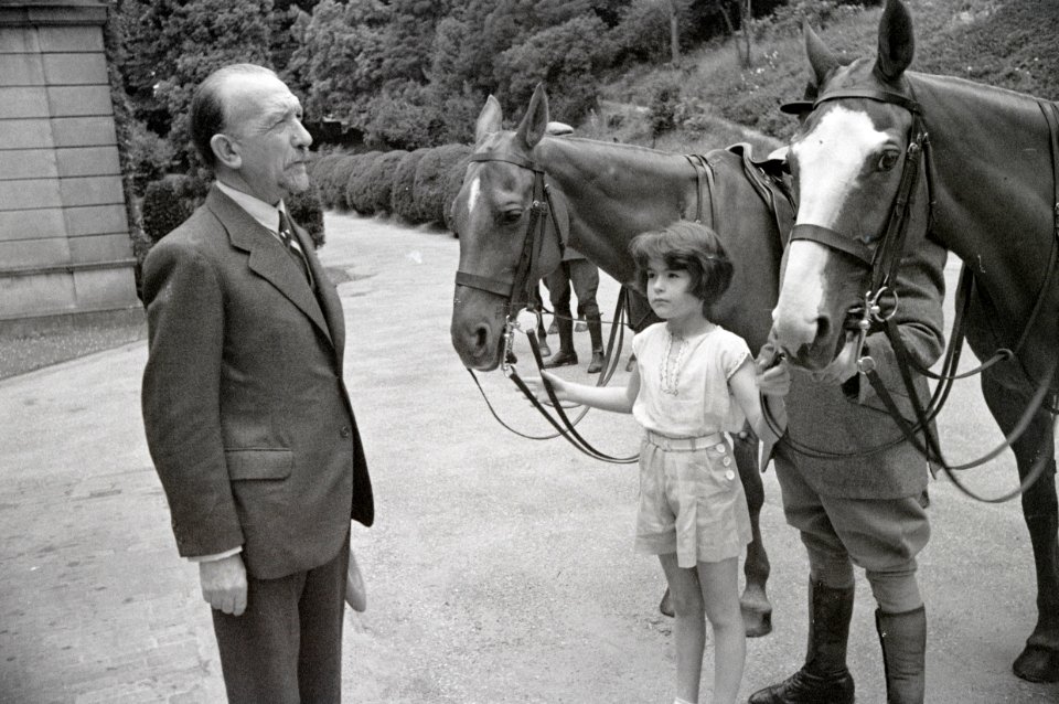 ETH-BIB-Mädchen und Mann mit zwei Pferden im Garten des Landgutes Cherkley Court, Leatherhead-Weitere-LBS MH02-47-0014