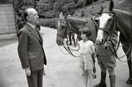 ETH-BIB-Mädchen und Mann mit zwei Pferden im Garten des Landgutes Cherkley Court, Leatherhead-Weitere-LBS MH02-47-0014