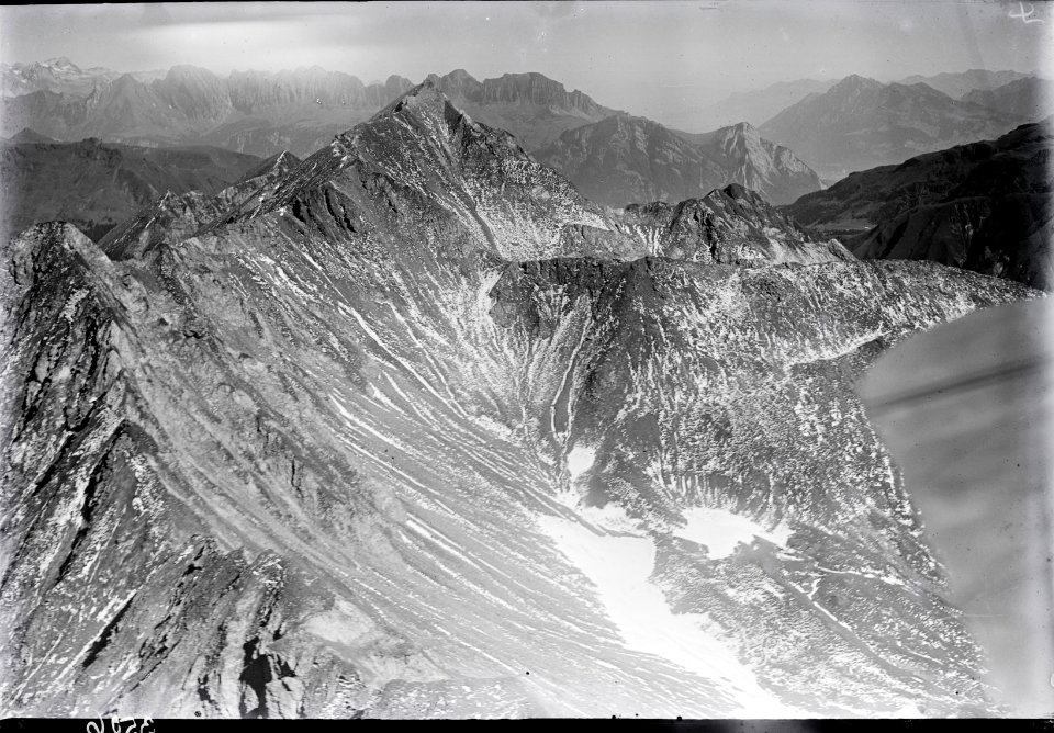 ETH-BIB-Muttentalergrat, Alviergruppe v. S. W. aus 2200 m-Inlandflüge-LBS MH01-003506