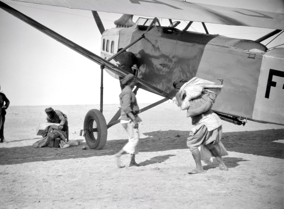 ETH-BIB-Männer bei französischem Flugzeug am Kap Juby-Tschadseeflug 1930-31-LBS MH02-08-1089