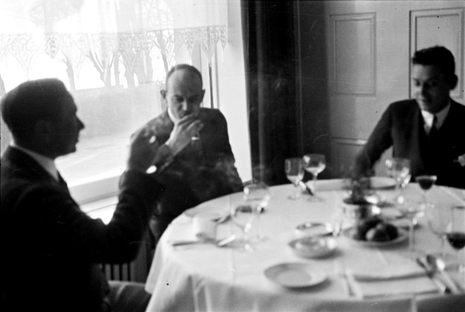 ETH-BIB-Männer im Restaurant-Inlandflüge-LBS MH05-72-03