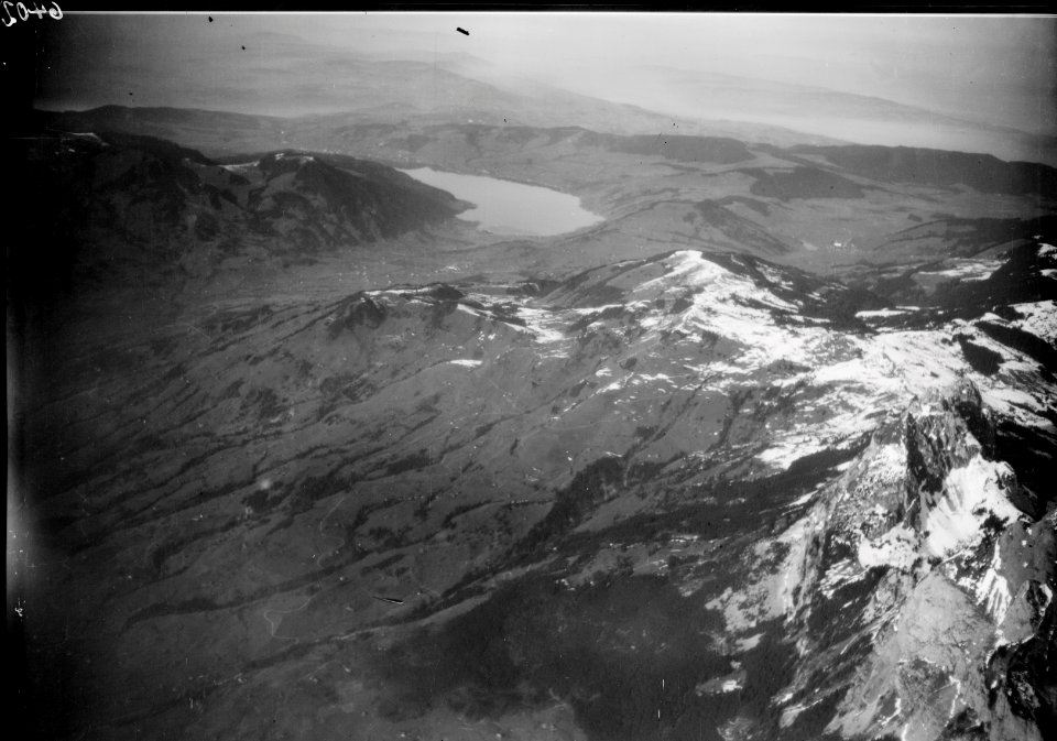 ETH-BIB-Mythen, Hochstuckli, Ägerisee v. S. aus 2000 m-Inlandflüge-LBS MH01-006402