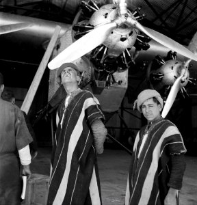 ETH-BIB-Männer vor Flugzeug, Ma'an, Transjordanien-Abessinienflug 1934-LBS MH02-22-0012