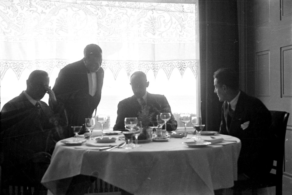 ETH-BIB-Männer im Restaurant-Inlandflüge-LBS MH05-72-01