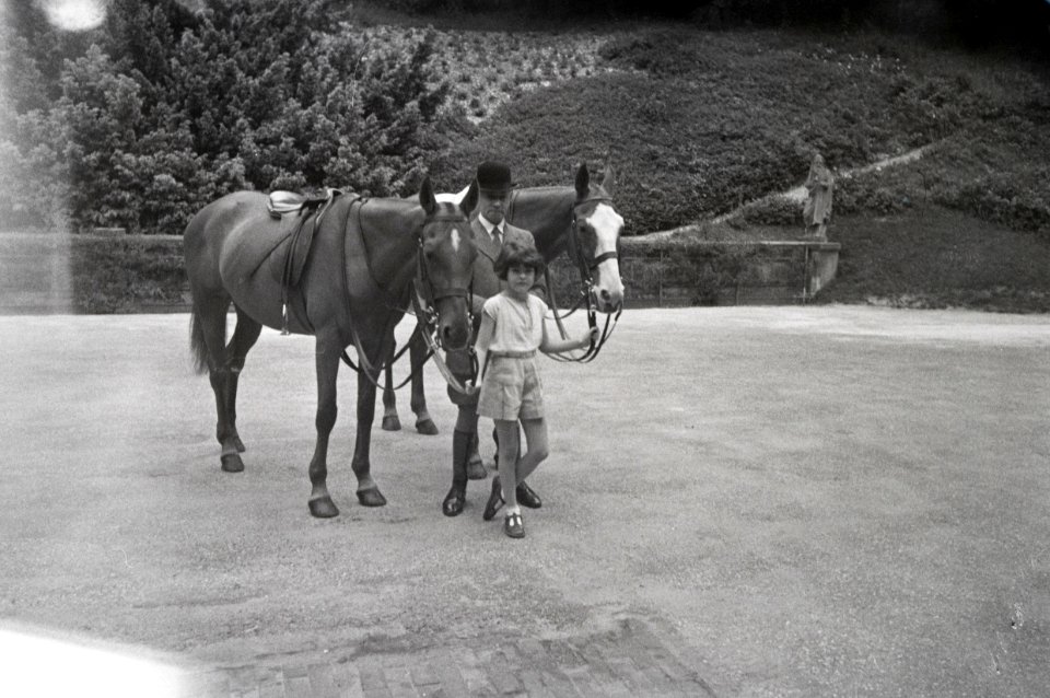 ETH-BIB-Mädchen und Mann mit zwei Pferden im Garten des Landgutes Cherkley Court, Leatherhead-Weitere-LBS MH02-47-0011