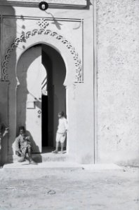 ETH-BIB-Männer vor Tor in Fès-Nordafrikaflug 1932-LBS MH02-13-0341