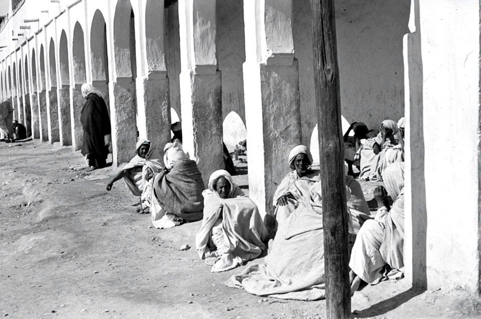 ETH-BIB-Männer in der Oase Colomb-Bechar-Nordafrikaflug 1932-LBS MH02-13-0256