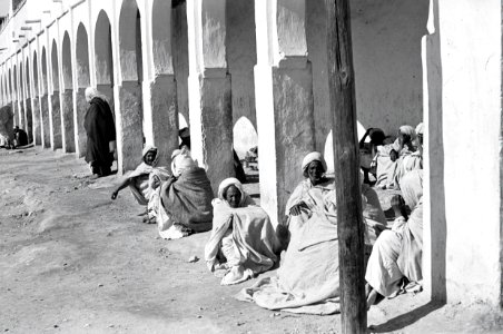 ETH-BIB-Männer in der Oase Colomb-Bechar-Nordafrikaflug 1932-LBS MH02-13-0256