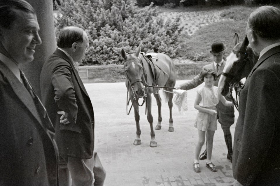 ETH-BIB-Mädchen und Mann mit zwei Pferden im Garten des Landgutes Cherkley Court, Leatherhead-Weitere-LBS MH02-47-0015