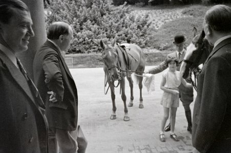 ETH-BIB-Mädchen und Mann mit zwei Pferden im Garten des Landgutes Cherkley Court, Leatherhead-Weitere-LBS MH02-47-0015