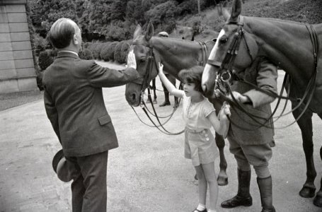 ETH-BIB-Mädchen und Mann mit zwei Pferden im Garten des Landgutes Cherkley Court, Leatherhead-Weitere-LBS MH02-47-0013
