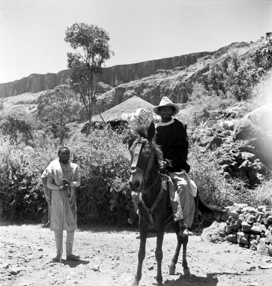 ETH-BIB-Männer vor Dorf auf Hochplateau der Shewa-Abessinienflug 1934-LBS MH02-22-0265