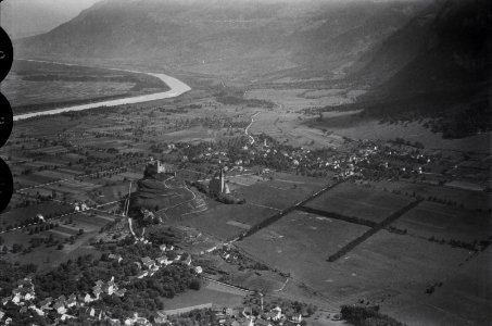 ETH-BIB-Mäls, Balzers, Schloss Gutenberg v. S. W. aus 800 m-Inlandflüge-LBS MH01-005416