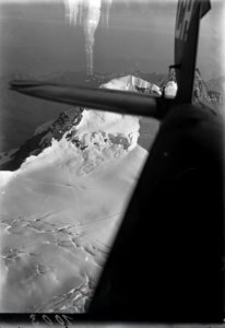 ETH-BIB-Mönch mit Jungfrau, Flugzeugrumpf im Bild v. S. aus 4500 m-Inlandflüge-LBS MH01-001003