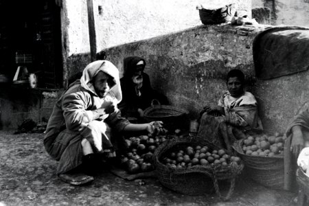 ETH-BIB-Männer an einem Verkaufsstand in Fès-Nordafrikaflug 1932-LBS MH02-13-0366