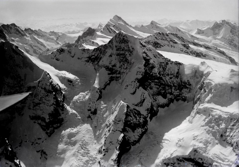 ETH-BIB-Mönch, Jungfrau, Finsteraarhorn v. N. W. aus 4500 m-Inlandflüge-LBS MH01-000481