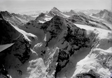 ETH-BIB-Mönch, Jungfrau, Finsteraarhorn v. N. W. aus 4500 m-Inlandflüge-LBS MH01-000481