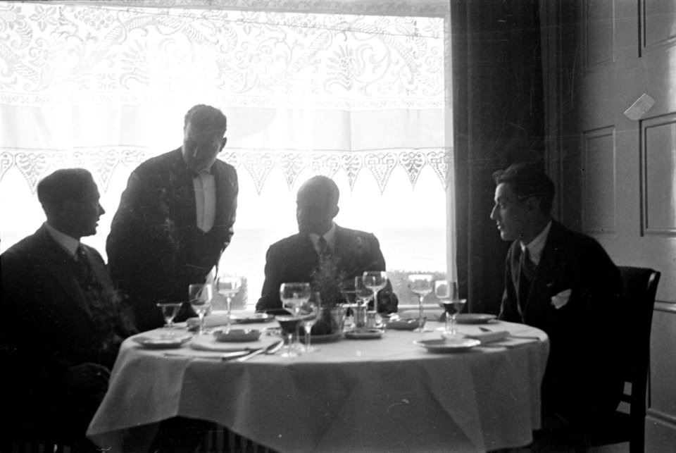 ETH-BIB-Männer im Restaurant-Inlandflüge-LBS MH05-72-02