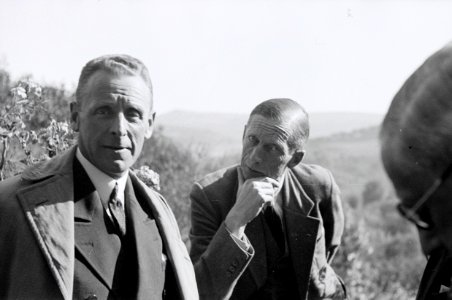 ETH-BIB-Männer in einem Garten in Fès-Nordafrikaflug 1932-LBS MH02-13-0358