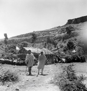 ETH-BIB-Männer vor einer Siedlung auf dem Hochplateau der Shewa-Abessinienflug 1934-LBS MH02-22-0262