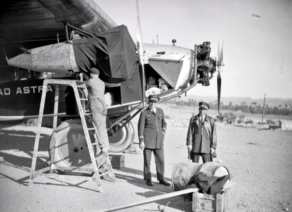 ETH-BIB-Männer vor Fokker-Tschadseeflug 1930-31-LBS MH02-08-0335