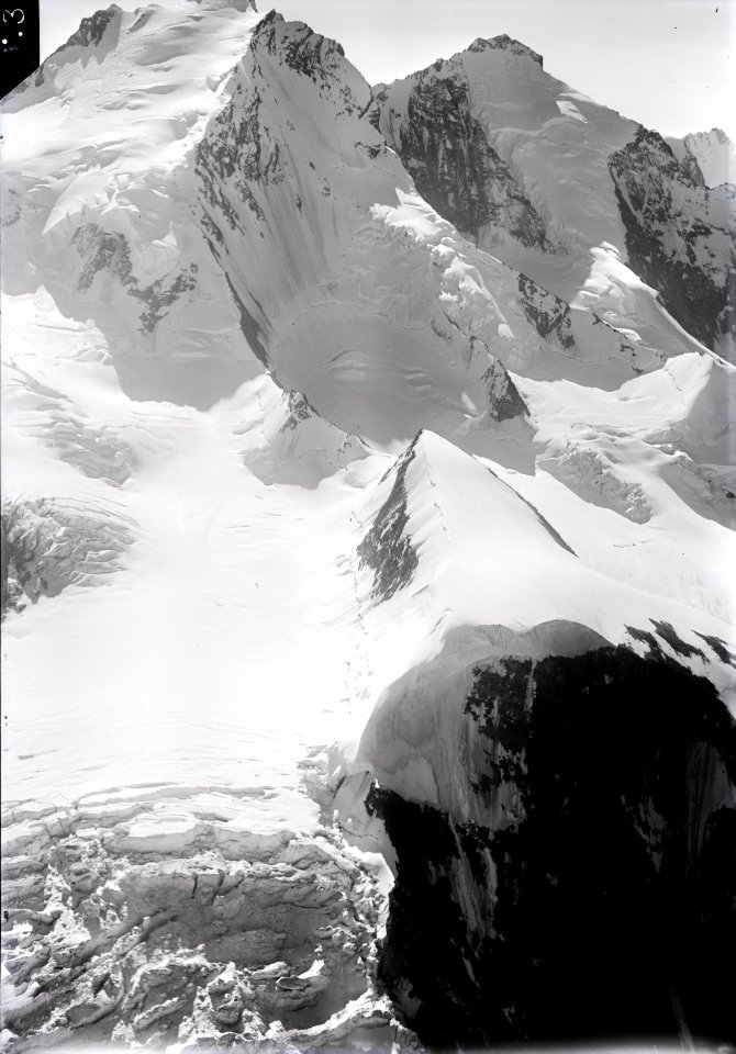 ETH-BIB-Nadelgrat, Täschhorn, Riedgletscher v. N. W. aus 4000 m-Inlandflüge-LBS MH01-005232